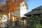 Gebäude des Jugendwaldheims im Herbst von außen