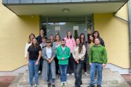 Studierende stehen vor Eingangstür