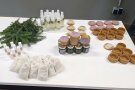 die selbstgemachte verpackte Naturkosmetik steht gemeinsam auf einem Tisch