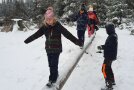 Kinder balancieren auf einem Baumstamm