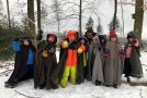 eine Gruppe Kinder mit Tarnmäntelchen für Wildbeobachtungsspiel