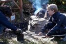 Birkenpech wird über die Speerspitze gegossen