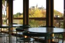 Tisch im Speisesaal vor Fenster, Burgblick