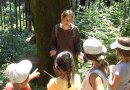 Försterin spricht, Kinder, nur von hinten zu sehen, hören zu
