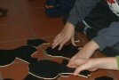 Kinderhände puzzeln 