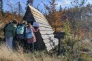 eine kleine Gruppe Schüler bespricht sich vor einer kleinen Hütte