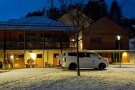Das Jugendwaldheim Lauenstein von außen bei Nacht, mit Schnee