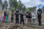 Kindergruppe von hinten die Pflanzen und Pflanzwerkzeug hoch halten