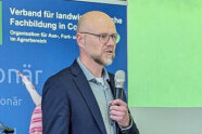 Dr. Christoph Nannen hält Vortrag auf Podest