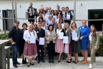 Die Teilnehmer des Abschlussseminars Bauernhofgastronomie vor dem Restaurant Stoi