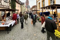 Innenstadt mit Ständen und Fußgängern