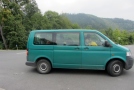 der grüne VW Bus des Jugendwaldheimes transportiert Kinder vom Bahnhof nach Lauenstein